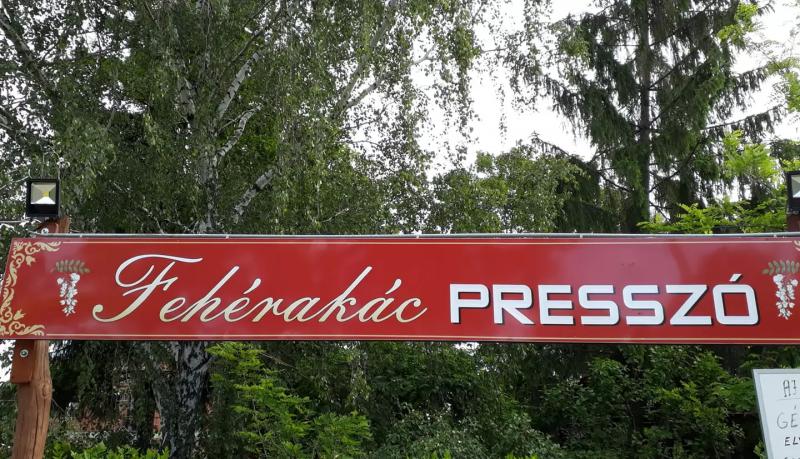 Fehérakác Presszó – Kocsma (Helvécia)
