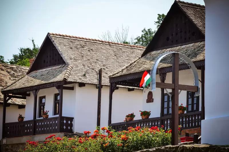 Hollóköves Vendégházak és Kávézó – Kávézó (Holloko)