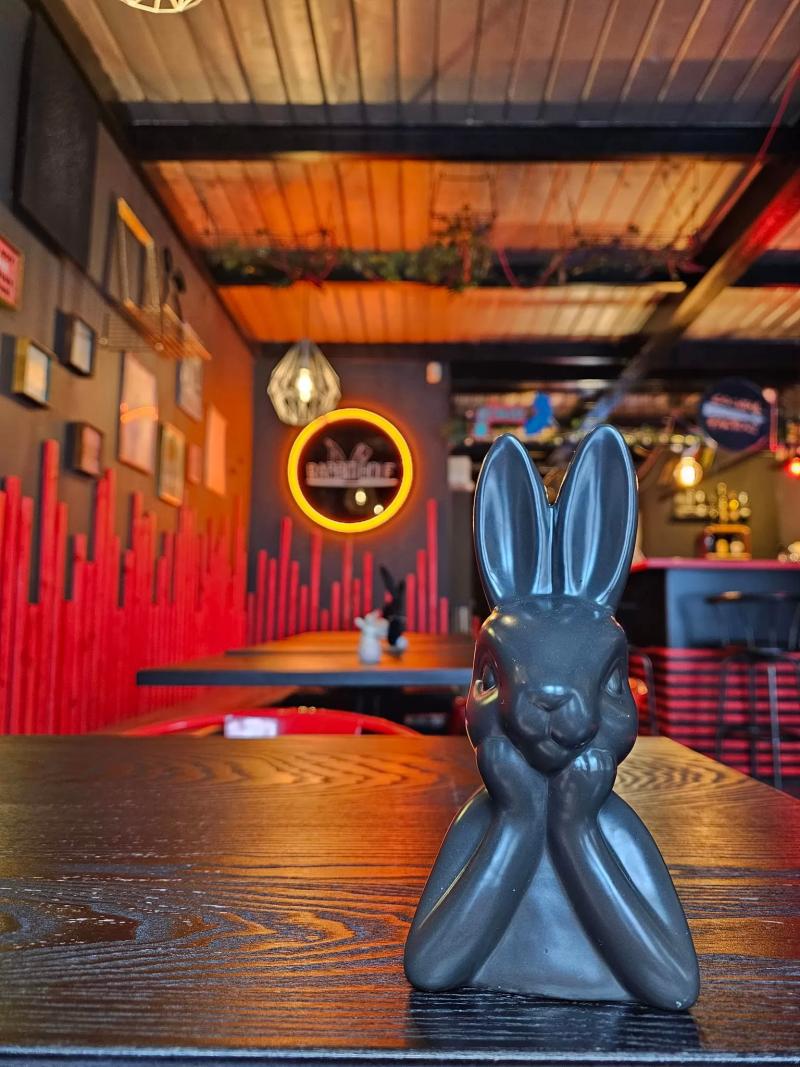 Rabbit Hole Bar & Café – Bár (Budapest, VI. kerület)