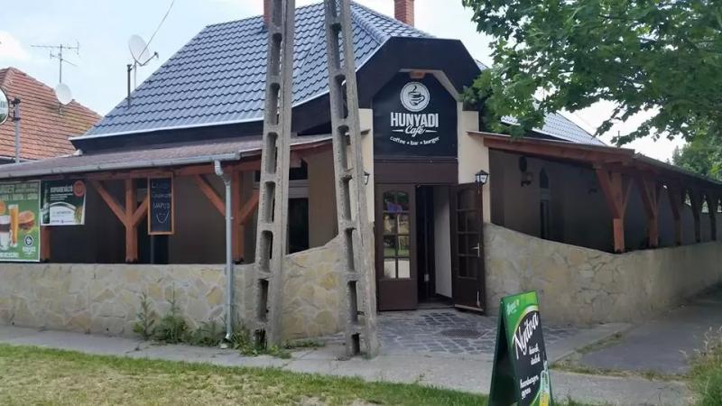 Hunyadi Cafe - régi Alabárdos – Bár (Kecskemét)