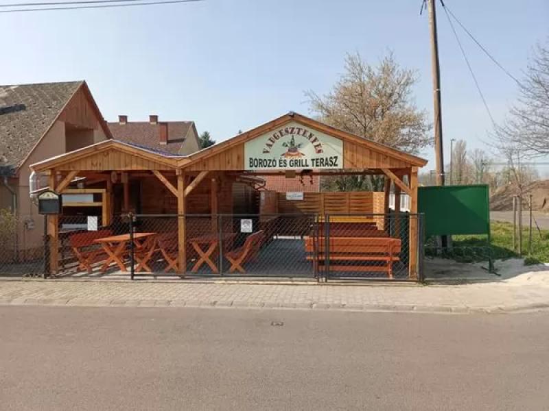 Vadgesztenyés Borozó és Grillterasz – Borbár (Szántód)