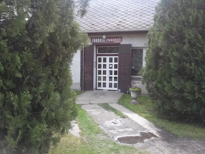 Forduló Presszó – Cukrászda (Sárszentágota)