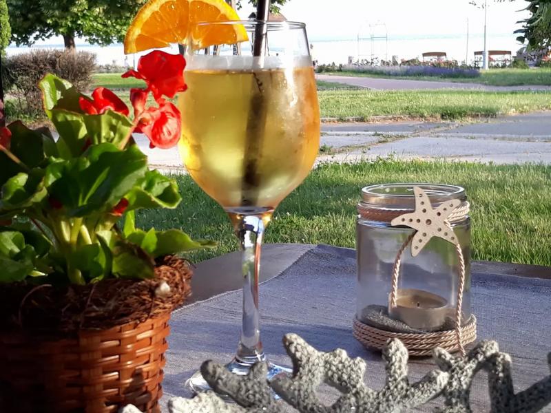 Koccintó Bár – Bár (Balatonkenese)