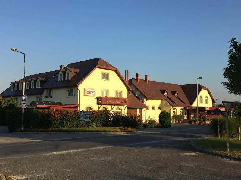 Patyi Étterem & Hotel** – Étterem (Bögöte)
