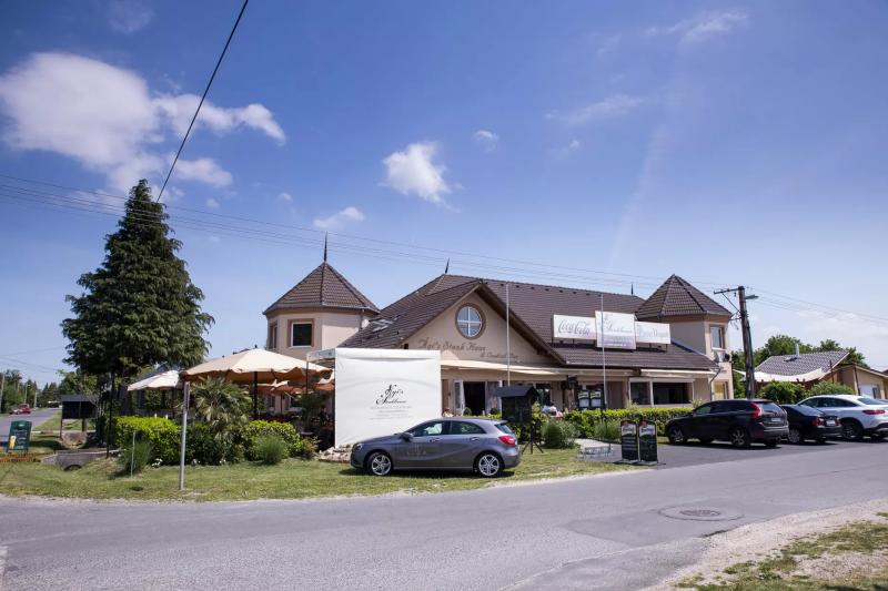 Ági's Steakhouse & Cocktail Bar – Bár (Balatonkeresztúr)
