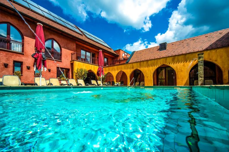 Mesés Shiraz Hotel – Borbár (Egerszalók)