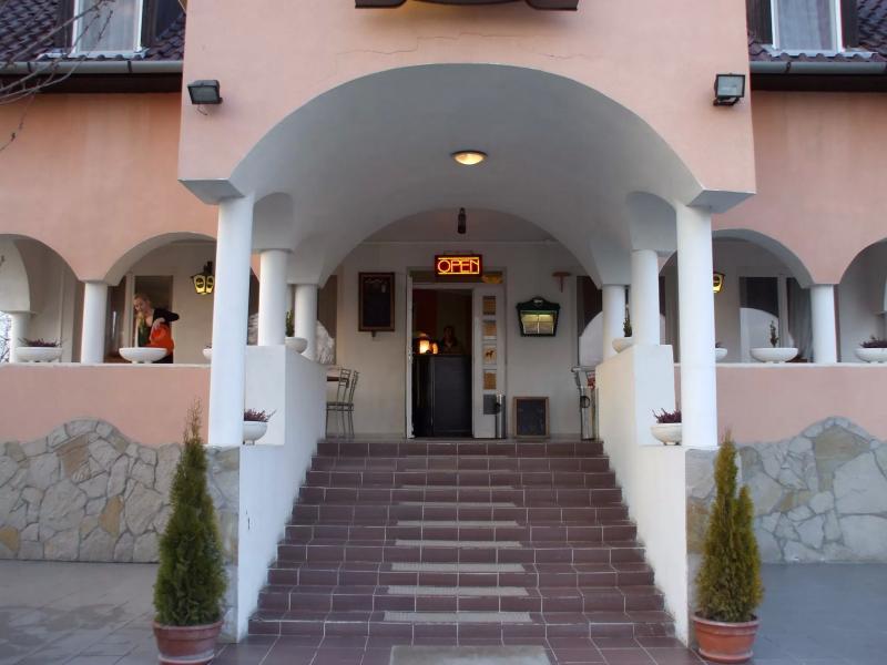Panzió Flamingó Étterem – Étterem (Somlóhegy)