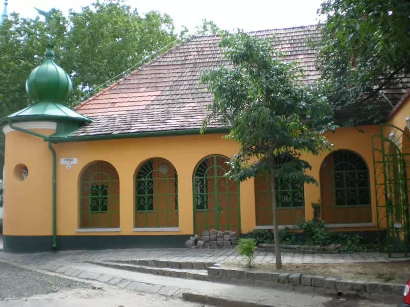 Fürdő Sörkert – Kocsma (Vác)